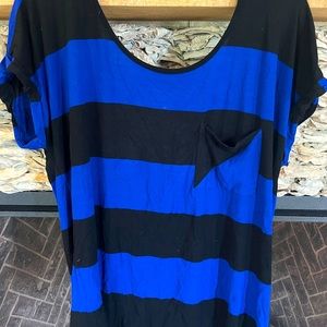 Super soft and striped shirt with pocket and buttons down the back